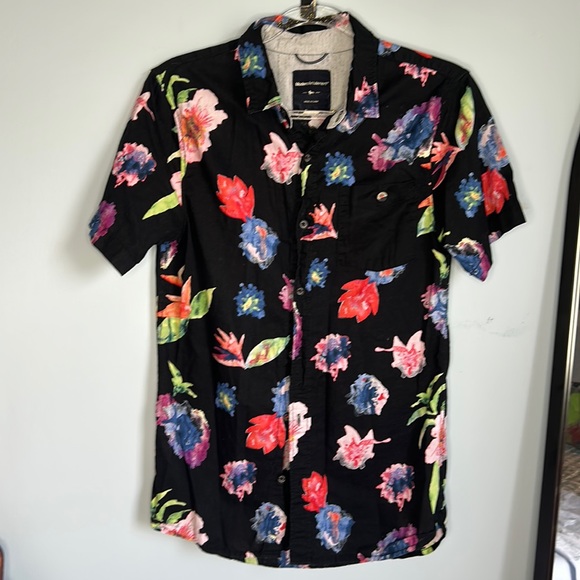 Modern Amusement Floral Pocket Front Short Sleeve Button Down Size S ๐ธ - Picture 1 of 5